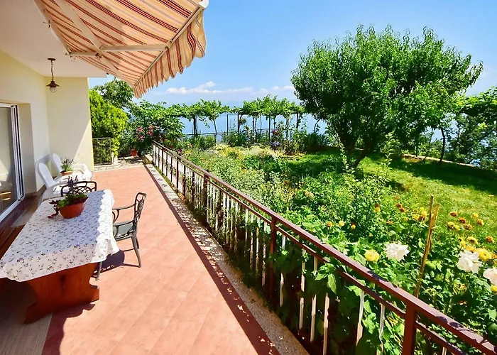 Laurus-2 By Interhome